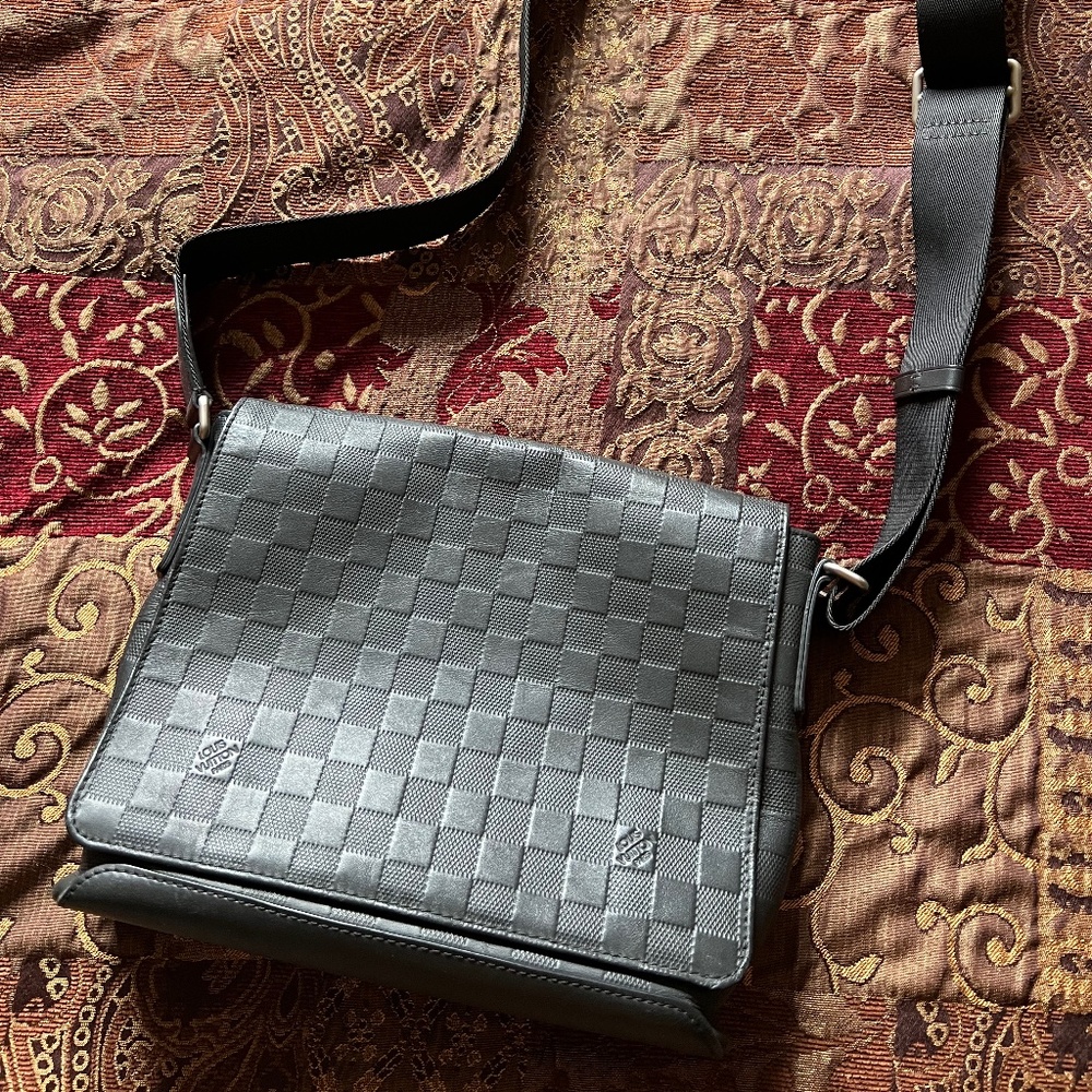 Louis Vuitton damier messenger bag